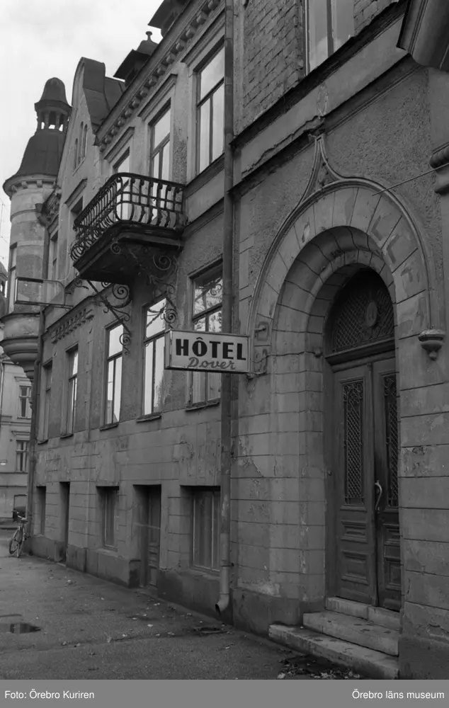 Rubrik till negativbilderna: Byggnummer 18 oktober 1974.
Västra gatan 21. 
Bilden visar Hotel Dover.