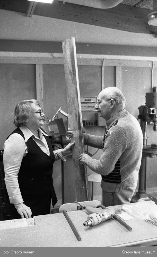 Pensionärer slöjdar 5 mars 1982