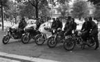 Knuttar och spättor 22 juni 1965.

Tio stycken ungdomar med motorcyklar.