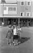 Skolan börjar, 26 augusti 1965.

Skolelever uppställda på skolgård vid skolstart.