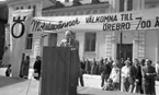 Knytkalaset 5 juli 1965.

Harald Aronsson håller tal på scenen. 
I fonden Norlings bryggeri, Näbbtorgsgatan 12.