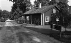 Hasselfors bruk 19 augusti 1965

Hus på Hasselfors bruk. Väg syns i förgrunden framför huset. Fyra brevlådor står vid vägen framför huset.