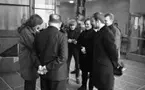 Poppolis döpt av Shanes  11 december 1965

Mitt på golvet inne på polisstationen står medlemmar ur musikgruppen Shanes och polismän och samtalar. En av de unga männen har en kamera i handen.