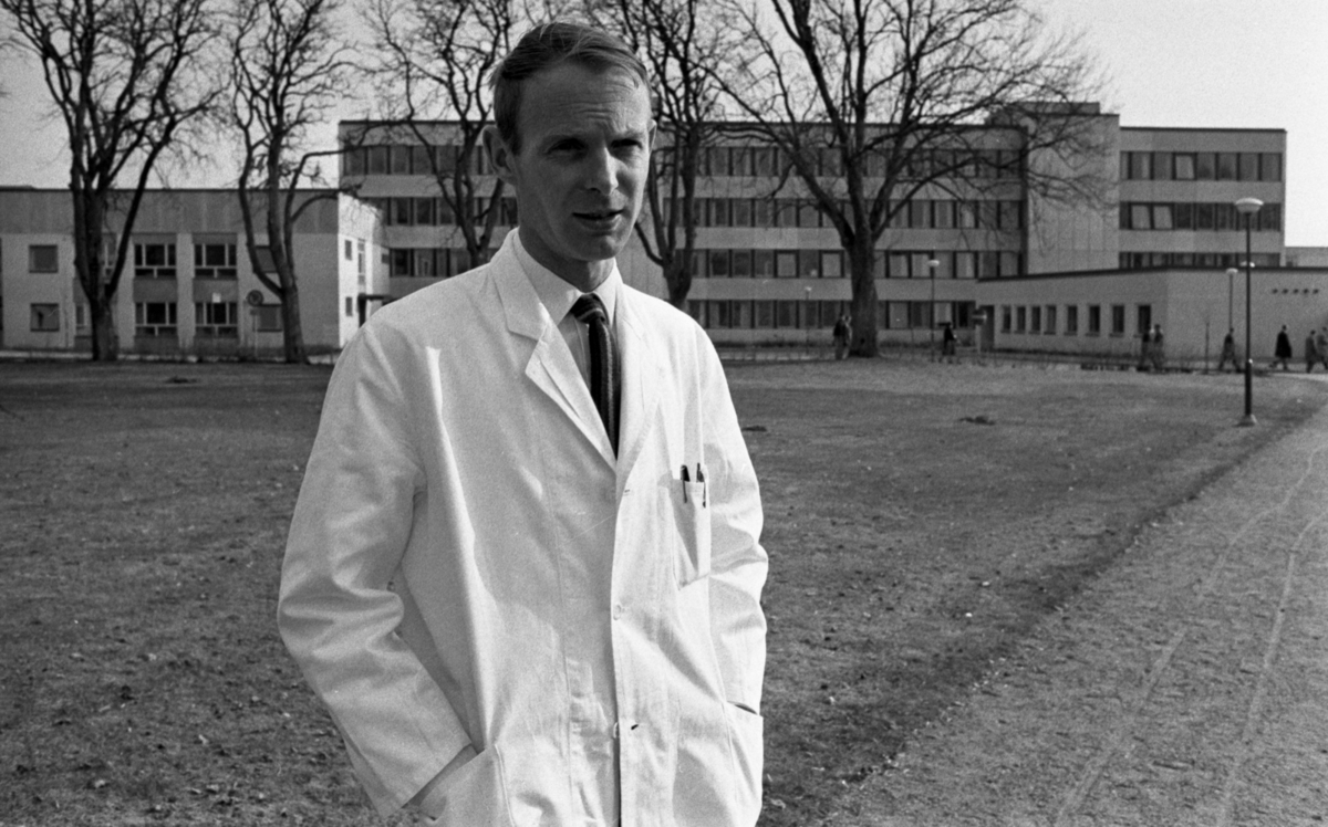 Rubrik till negativbilderna: Stormen 3 maj 1966. 
Geriatrisk avdelning. 
Överläkare Bo Trydegård framför administrationsbyggnaden, Mellringe sjukhus.
Vårdavdelning 1 och 2 är belägna i tvåvåningsbyggnaden till vänster i bilden. Den låga byggnaden till höger inrymmer telefonväxel, klinikföreståndarexpeditioner m.m.  I huvudbyggnaden finns bl a. laboratorium, mottagningsexpeditioner för läkare, psykologer och kuratorer, skrivcentral och direktionsrum.