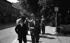 Vinet skall, 3 augusti 1965

Italienska utställningen i Medborgarhuset med bl. a. landshövdingen Valter Åman och Viterbos borgmästare Luigi Crescia. De promenerar längs Engelbrektsgatan och har stannat vid holmen med Strömparterren, Varboholmen.