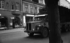 Tyskar går 20 mil, Vinet skall, 3 augusit 1965.

En timmerbil passerar på Engelbrektsgatan