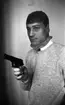 Pistolrån 20 april 1966

Maskerad man håller i en pistol