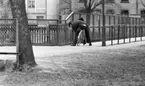 Plånböcker 27 april 1966

En man på cykel har hittat en plånbok på en bro