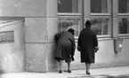 Plånböcker 27 april 1966

Två kvinnor hittar en plånbok på trottoaren