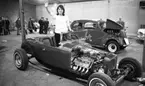 Hot rod, 7 januari 1966

På bilden syns en bil med enstående kvinna i. Hon lyfter sin högra hand i en hälsningsgest. I bakgrunden skymtar åskådare.