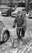 Dragos cyklar 25 januari 1966

Äldre man poserar vingligt på minicykel