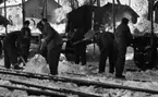 Hallsbergsskottarna 5 januari 1966

Ett stort antal män i arbetskläder skottar bort snö runt järnvägsvagn