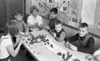 Särskolan 9 april 1966

Ett antal barn, pojkar och flickor, i en skolsal tillsammans med en lärarinna, de arbetar med lera