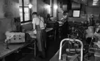 Hattfabrik läggs ned 1 mars 1966

Två arbetare i arbete i ett hattmakeri.