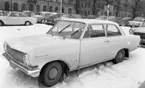 Bilar, Bilnummer, Bilhall 30 mars 1966

. 
Bilen är en Opel Rekord. Bilparkeringen har adressen Nygatan 7. I bakgrunden syns korsningen Fabriksgatan och Nygatan.