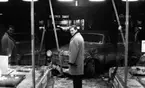 Bil sladdad in i ... 17 mars 1966

En man står vid en krockskadad bil.