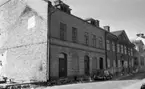 Handikapp konstkurs, Kille i Svartån, Lindhska bokhandeln, Medaljer 17 maj 1966

En bild på ett hus med en folkvagn parkerad utanför. I bakgrunden står en moped parkerad. Flera hus syns längre bort i bakgrunden.


































































































































































































































































or. Han går nedför en kort trappa utomhus.