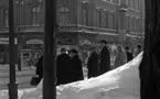 Kvinnor - reportage 22 februari 1966.

Lindhska bokhandeln i bakgrunden.