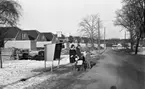 Oxhagen den 26 februari 1965.

Barn och vuxna vid busshållplats.