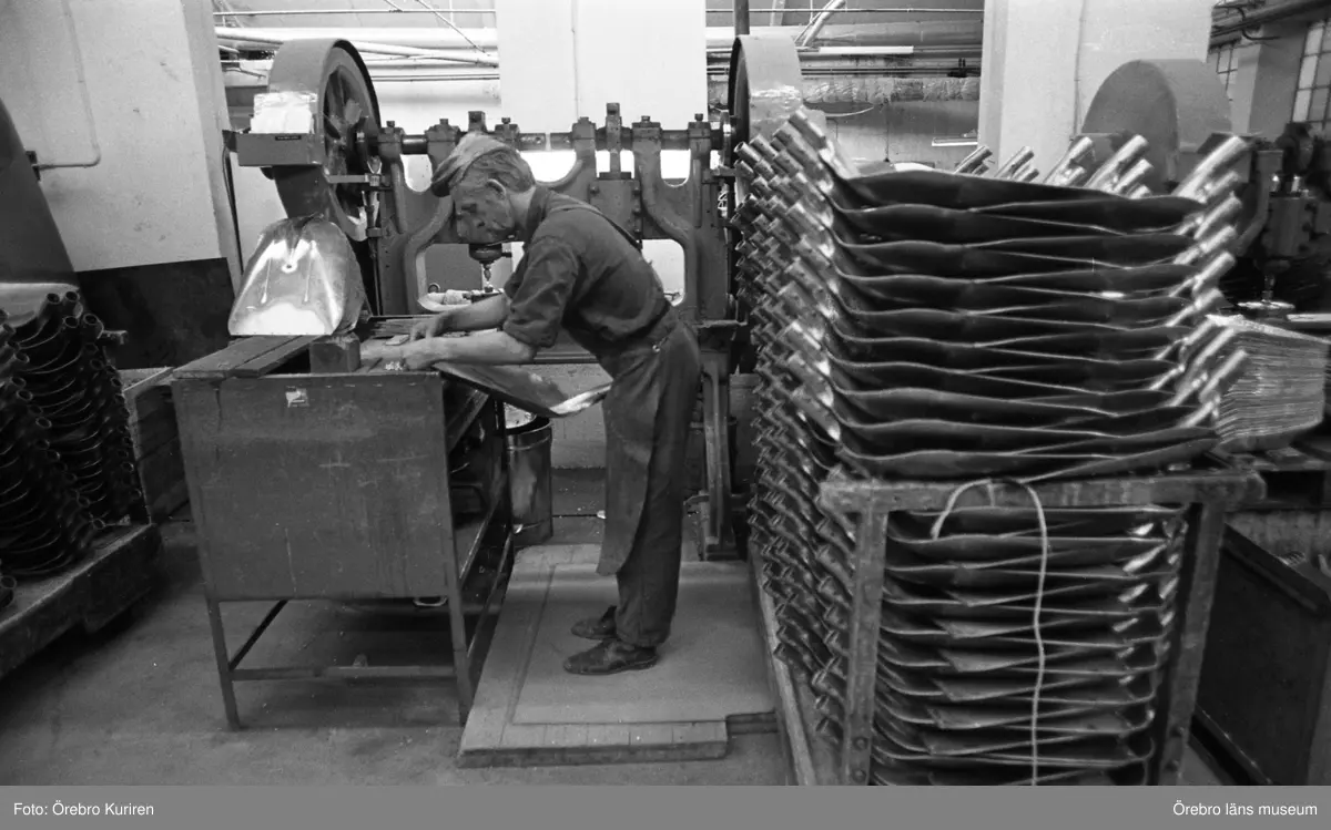 Vedevågsbruk 3 augusti 1974.
Bilden föreställer Nils Lind i Handredskapsfabriken.