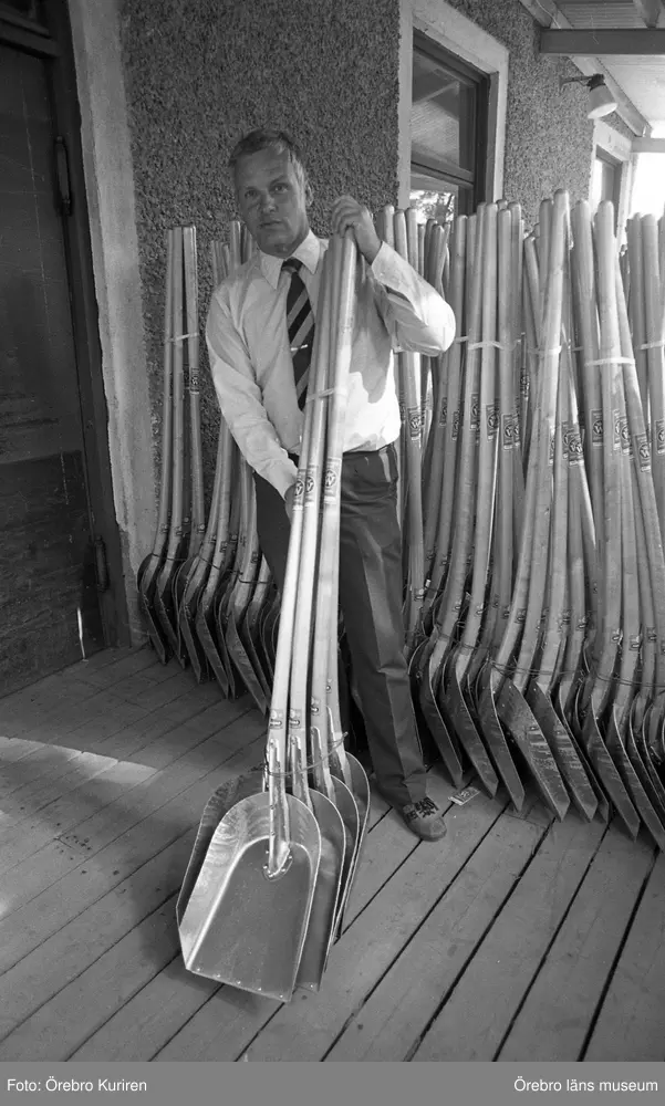 Vedevågsbruk 3 augusti 1974
.
Exportchef Gunnar Muhr visar en lättmetallskyffel vid Handredskapsfabriken.