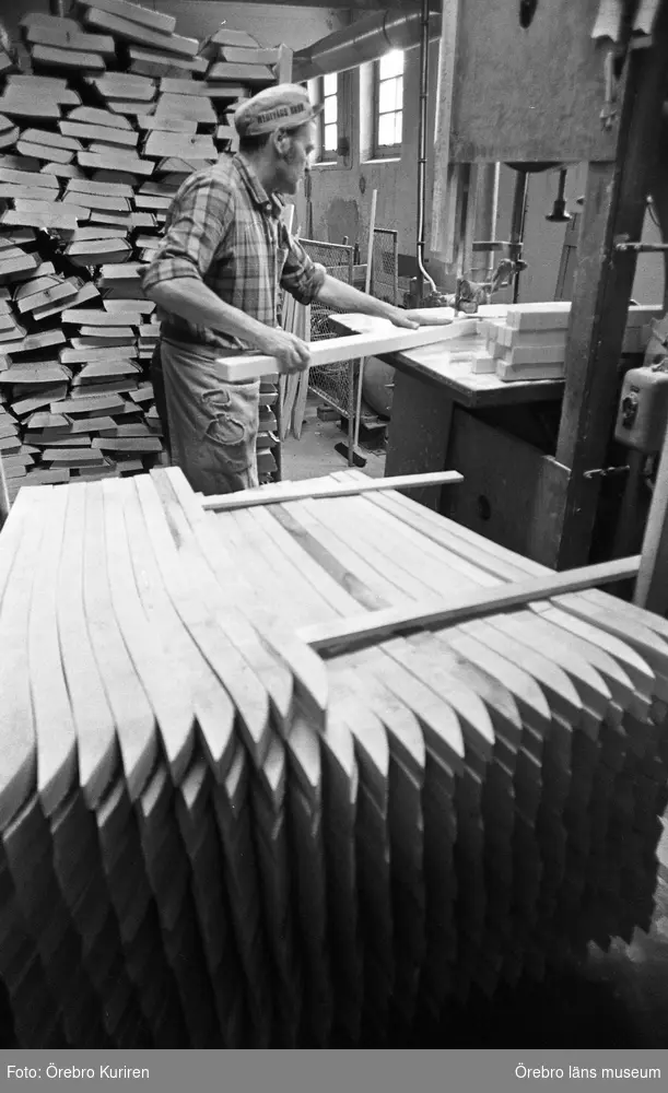 Vedevågsbruk 3 augusti 1974.
Bild från skafttillverkningen vid Handredskapsfabriken.
