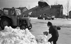 Utställningsområdet har påbörjats 13 mars 1965.

Liten pojke leker vid byggarbetsplatsen.
