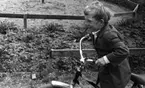 Cyklar farliga, 28 maj 1966

Närbild på en liten pojke som cyklar.