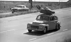 Tungt lastade bilar 18 juli 1966. 
Bilarna är en Volvo PV544 och en Borgward Isabella.