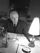 Man vid skrivbord 10 april 1965.