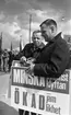 Första maj demonstration 2 maj 1967

Två män står i ett första-majtåg i centrala Örebro. De är klädda i rockar, byxor och skor. De håller i skyltar med texten: 