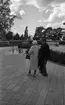 Gustavsvik 5 juli 1965
Äldre par i kostym och klänning promenerar