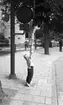 Barnen i trafiken 12 juli 1965
Trafiksäkerhet, pojke försöker nå tryckknappen på trafikljus