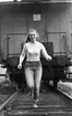 Miss Sverige 16 maj 1968

En fotomodell som är Miss Sverige klädd i vit blus, jeans med skärp i midjan och vita knytskor samt svart hårband springer på ett järnvägsspår. Ett tåg syns i bakgrunden.