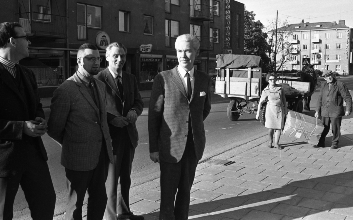 Bråk på Storgatan. Datum: 5 oktober 1967.
Rubrik till artikeln: "Köpmännen på Norr vädjar till Gatunämnden: Ge oss parkeringsplatser, annars går vi i konkurs!" På bilden syns bl.a. Storgatan 48.