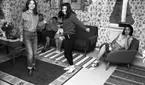 Zigenare 21 oktober 1967

Två unga zigenarflickor dansar hemma i familjens vardagsrum. De är klädda i moderna kläder. Flickan till vänster är klädd i ljusrandig, skjorta, Jeans och mörka stövlar och flickan till höger är klädd i mörk tröja, svarta byxor och vita stövlar. I bakgrunden sitter fyra vuxna kvinnor: två i varsin fåtölj samt två i en soffa. De vuxna kvinnorna är klädda i blusar och kjolar. Ett bord med blommor i en vas som står ovanpå en duk syns till vänster. För fönstret till höger i bakgrunden hänger gardiner. En radio står även på fönsterkarmen i fönstret.