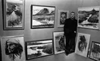 Galleri M 7 dec 1967

Lars Matson står lutande mot väggen på ett Galleri med tavlor.