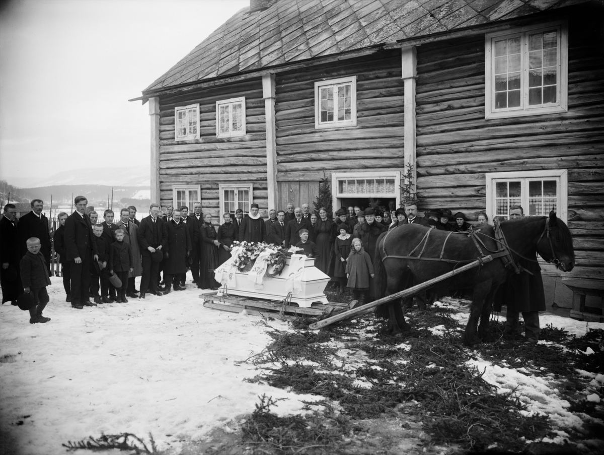 Kort : N. Fron, begravelse, begravelsesfølge, båre, hestetransport, bolighus, vinter