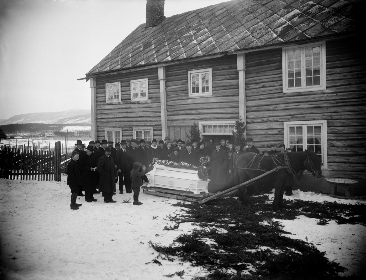 Kort : N. Fron, begravelse, begravelsesfølge, båre, hestetransport, bolighus, vinter