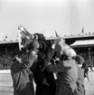 SM-final ÖSK-Edsbyn. Bildsidan, 
21 februari 1955.
Karl Erik Södergren hissas efter fyra  mål i SM-finalen mot Edsbyn. 7-1 till ÖSK.