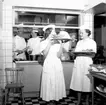 Reportage från Restaurangskolan.
18 maj 1955