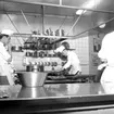 Reportage från Restaurangskolan.
18 maj 1955