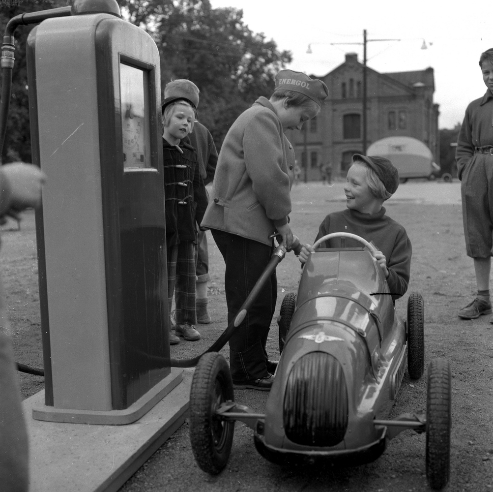 Barn lär sig trafikrätt.
23 september 1955.
Bilden tagen vid Hamnplan.