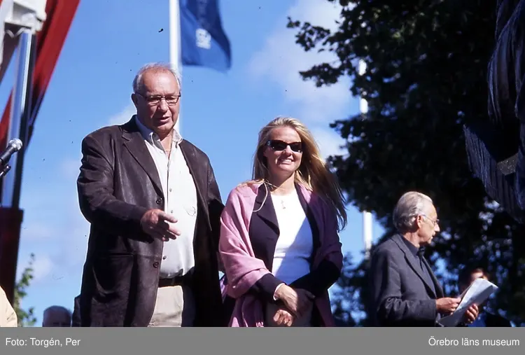 Avtäckning av Ronnie Petersons staty. fr.v. Tommy Peterson, Nina Kennedy.