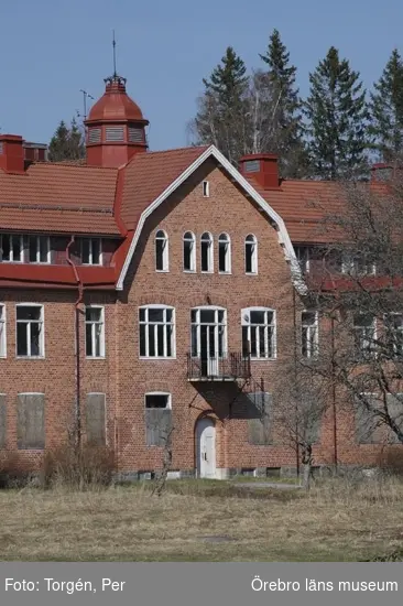 Dokumentation av Garphyttans sanatorium, södra fasaden.
27 april 2005.