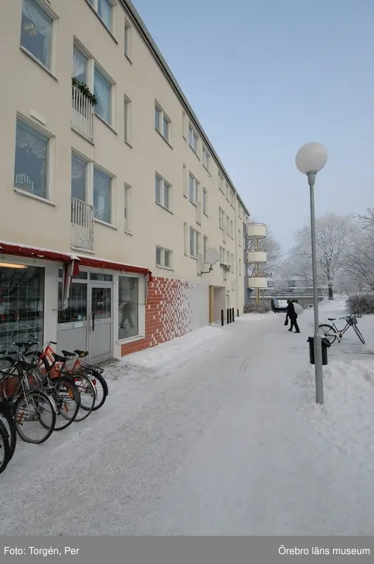 Dokumentation av bostadsområdet Markbacken i Örebro.
Bostadshus på Örnsköldsgatan 1-11. I bakgrunden tunneln under Ekersvägen till Markbacken III.
Dnr: 2005.250.361