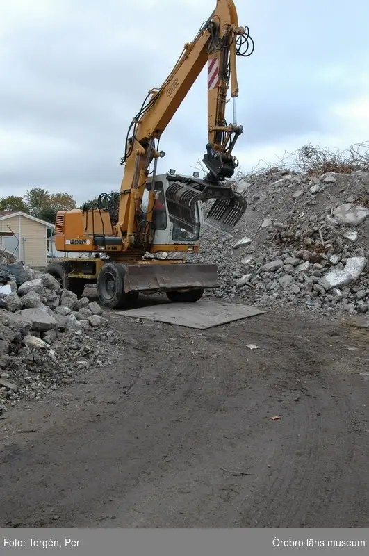 Rivning av bostadshus i bostadsområdet Markbacken i Örebro.