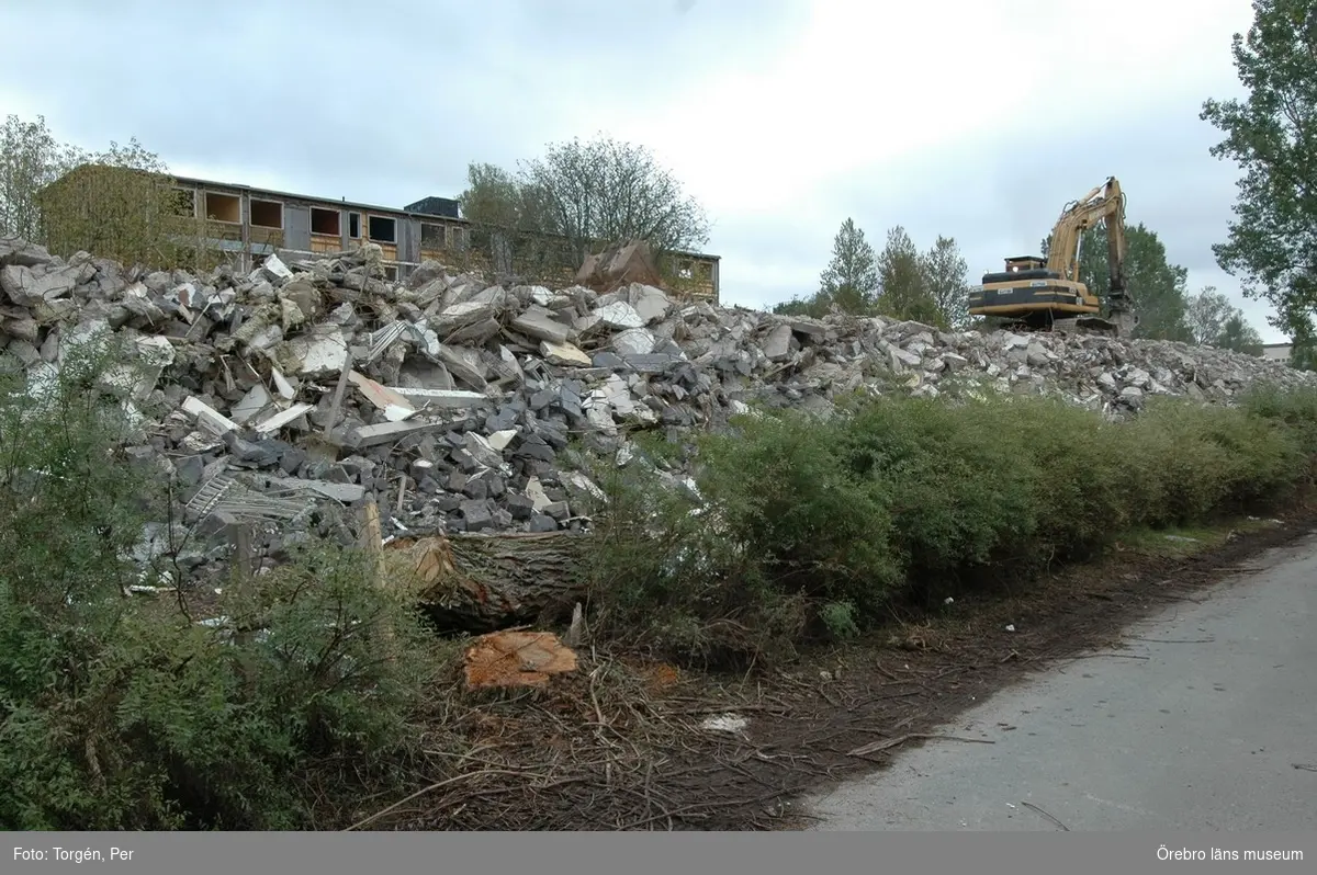 Rivning av bostadshus i bostadsområdet Markbacken i Örebro.