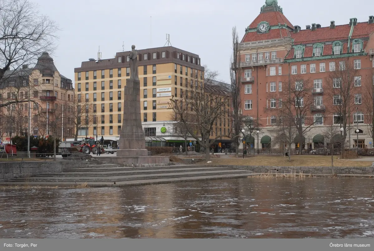 Dokumentation av Järntorget före ombyggnad 2010.
 2010-04-07.
På bilden syns bl.a. Svartån och statyn över kung Karl XIV Johan som restes 1919, till höger Centralpalatset som byggdes 1912-13.