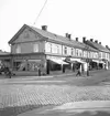 Örebro, Drottninggatan 27, Kvarter 18.
Tvåvånings bostadshus med affär i gatuplanet.